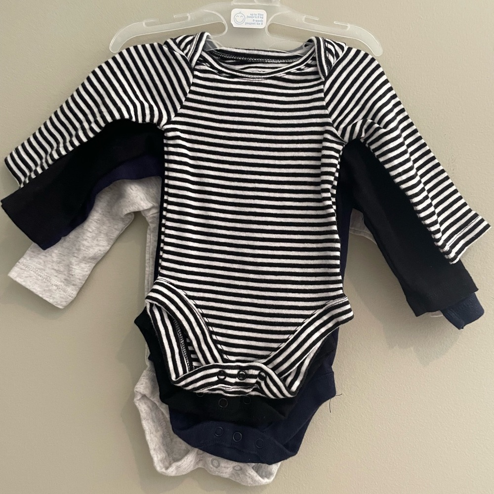👶 NB BOGO Onesie 4 Pack NWOT